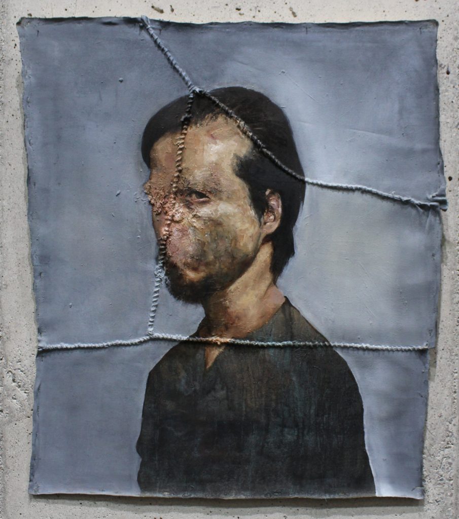Héctor León. Autorretrato, 2018. öleo e hilo de cáñamo sobre tela sin bastidor, 92,5 x 81 cm
