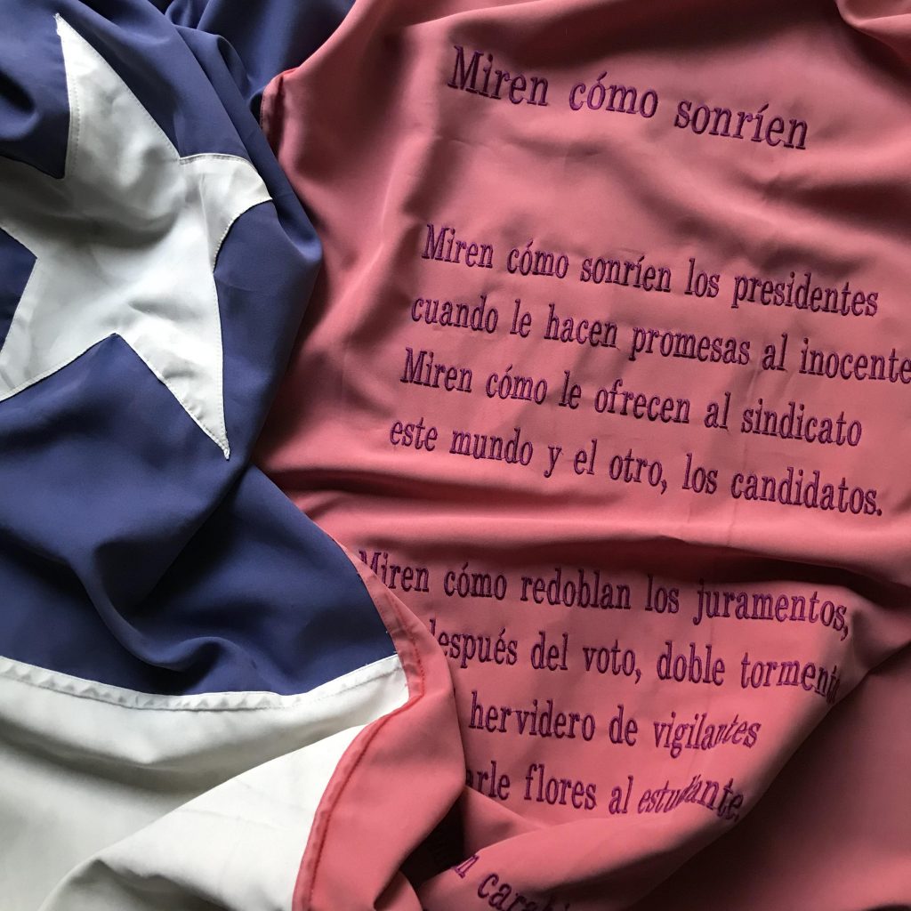 Martín Eluchans, "Miren Cómo Sonríen", 2019, bandera de Chile bordada, 140 x 210 cm.